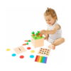 joc-montessori-morcov-din-lemn-utilizare-2 Joc Montessori Morcov din lemn, copil mic lângă cubul din lemn cu morcovi, cu capac cu fantă, discuri colorate tip monede