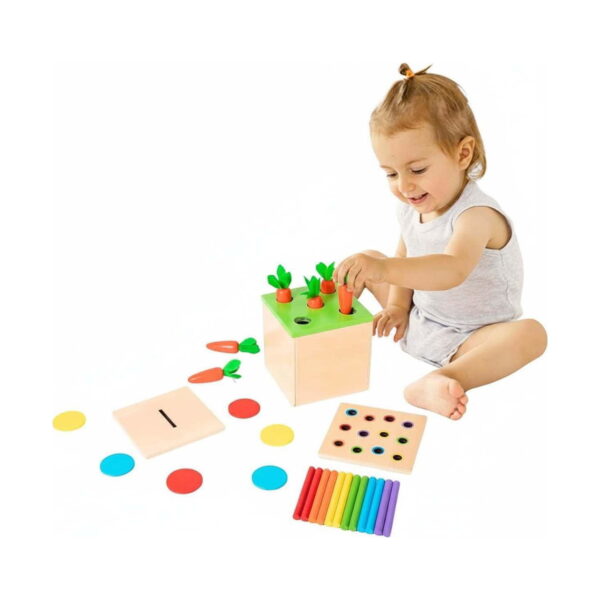 joc-montessori-morcov-din-lemn-utilizare-2 Joc Montessori Morcov din lemn, copil mic lângă cubul din lemn cu morcovi, cu capac cu fantă, discuri colorate tip monede