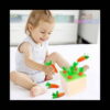 joc-montessori-morcov-din-lemn-utilizare-3 Joc Montessori Morcov din lemn, bebeluș în body alb care scoate morcovi din cutia de lemn; imagine cu ramă neagră și marcaj