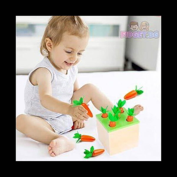 joc-montessori-morcov-din-lemn-utilizare-3 Joc Montessori Morcov din lemn, bebeluș în body alb care scoate morcovi din cutia de lemn; imagine cu ramă neagră și marcaj
