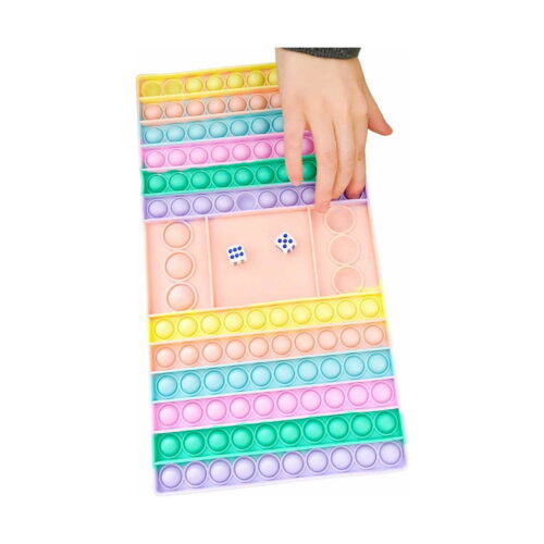 joc-pop-it-cu-zaruri Joc Pop It cu zaruri, tablă Pop It dreptunghiulară în benzi pastel, cu tavă centrală roz și două zaruri albe; o mână atinge