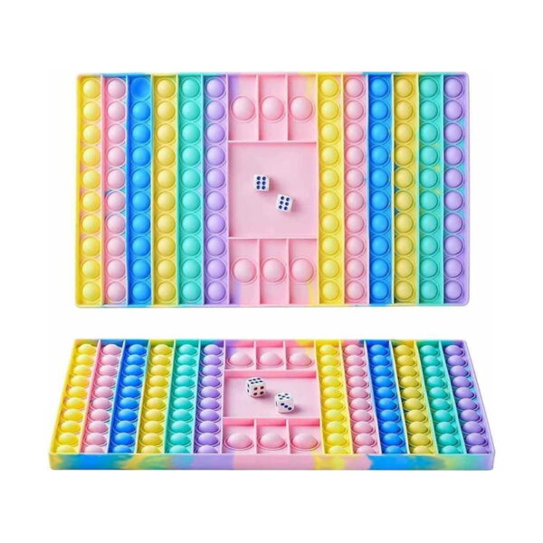 Joc Pop It cu zaruri, pastel prezentată de sus și în perspectivă, cu zarurile în tava centrală
