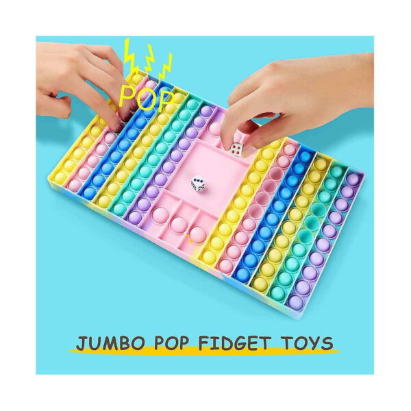 Joc Pop It cu zaruri, grafic pe fundal bleu: două mâini apasă bulele tablei, textele POP și JUMBO POP FIDGET TOYS