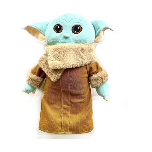 Jucărie de pluș Baby Yoda, cu urechi mari verzi, ochi negri mari și robă maro-auriu cu guler blănos, văzut din față