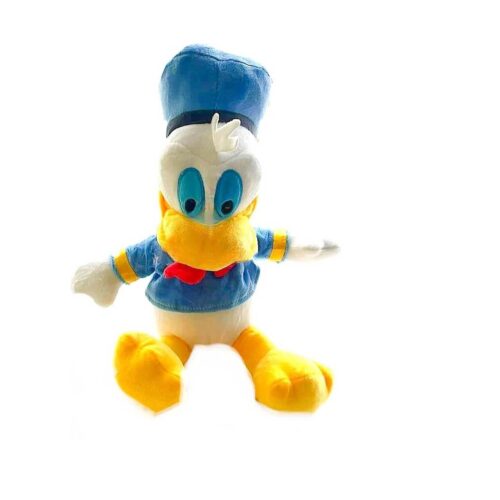 Jucărie de pluș Donald Duck, Duck așezată, cu bonetă și bluză albastră, fundă roșie, cioc și labe galbene, fundal alb