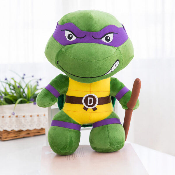 jucarie-de-plus-donatello-teenage-mutant-ninja-turtles Jucărie de pluș Donatello Teenage Mutant Ninja Turtles, țestoasă ninja verde cu mască mov, plastron galben
