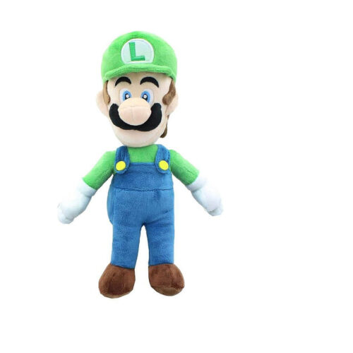 Jucărie de pluș Luigi, în picioare, șapcă verde cu L, tricou verde, salopetă albastră, mănuși albe și cizme maro, fundal alb