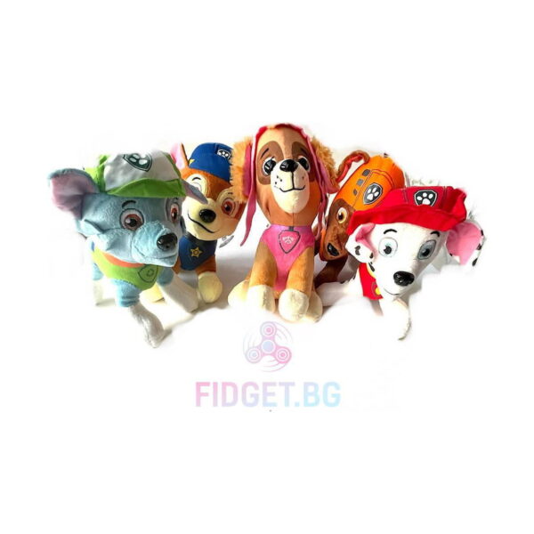 Jucării de pluș Paw Patrol, grup de șase cățeluși de pluș Paw Patrol așezați împreună pe fundal alb