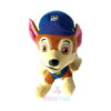 Jucării de pluș Paw Patrol, jucărie de pluș cățeluș maro-bej cu șapcă albastră și vestă albastră (Chase), pe fundal alb