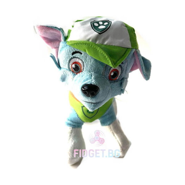 Jucării de pluș Paw Patrol, jucărie de pluș cățeluș bleu-gri cu șapcă verde-albă și vestă verde (Rocky), pe fundal alb