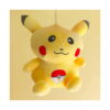 jucarie-de-plus-pokemon-pikachu-galbena-2 Jucărie de pluș Pokemon Pikachu, așezată, fotografiată pe fundal galben deschis, cu șnur de agățare deasupra capului