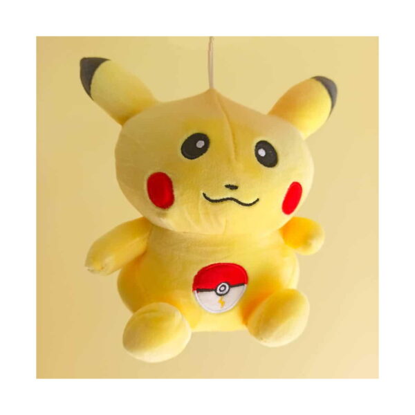 jucarie-de-plus-pokemon-pikachu-galbena-2 Jucărie de pluș Pokemon Pikachu, așezată, fotografiată pe fundal galben deschis, cu șnur de agățare deasupra capului