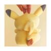 jucarie-de-plus-pokemon-pikachu-galbena-spate Jucărie de pluș Pokemon Pikachu, jucăria Pikachu văzută din spate, ținută de o mână de bucla de agățare de deasupra capului
