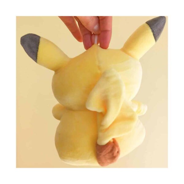 jucarie-de-plus-pokemon-pikachu-galbena-spate Jucărie de pluș Pokemon Pikachu, jucăria Pikachu văzută din spate, ținută de o mână de bucla de agățare de deasupra capului