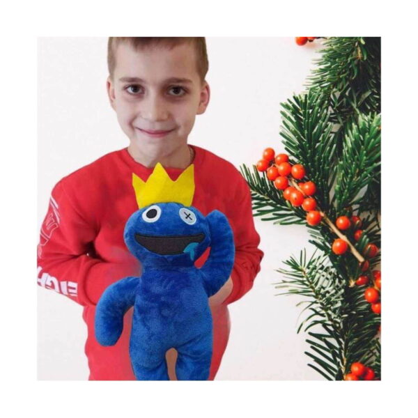 Jucărie de pluș Rainbow Friends, băiat în pulover roșu care ține jucăria de pluș albastră