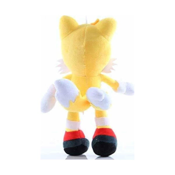 Jucărie de pluș Sonic, jucăria Tails văzută din spate, cu cele două cozi galbene și pantofii roșii cu alb vizibili
