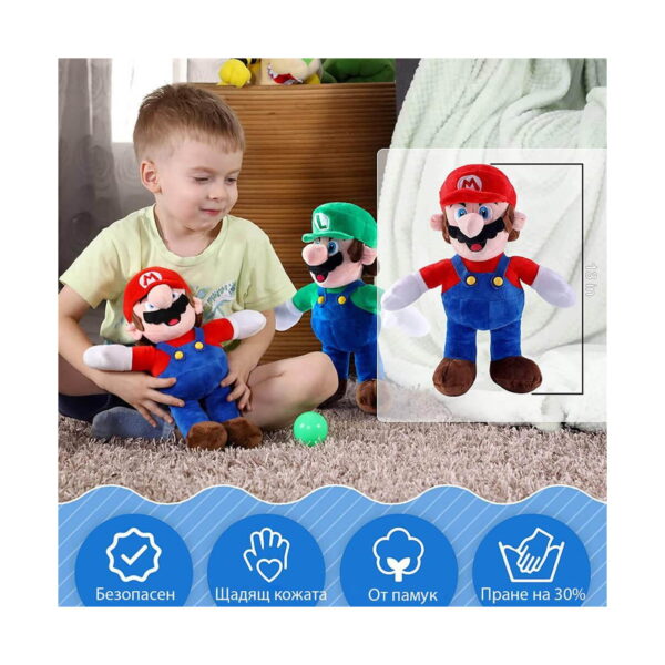 jucarie-de-plus-super-mario-albastra-si-rosie-utilizare Jucărie de pluș Super Mario, băiat așezat pe covor ținând jucăria de pluș Mario