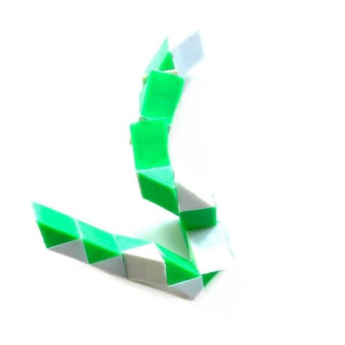 Șarpe Rubik mic, verde cu alb, desfășurat într-o formă șerpuită