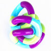 jucarie-fidget-tangle-galbena-si-mov-4 Jucărie Fidget Tangle, prim-plan cu o jucărie Tangle mov, turcoaz și verde deschis, răsucită într-un nod; nu se vede galben