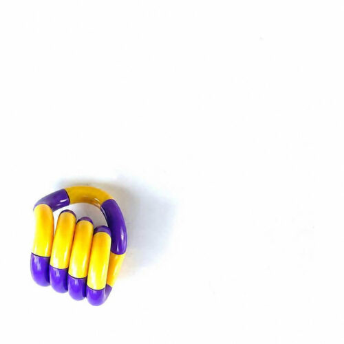 Jucărie Fidget Tangle, Tangle pliată compact, cu segmente galbene și mov, pe fundal alb