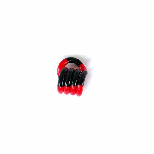 Jucărie Fidget Tangle, Tangle pliată compact, cu segmente roșii și negre, pe fundal alb