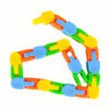 jucarie-fidget-wacky-tracks-rosu-detaliu-3 Wacky Tracks, lanț Wacky Tracks galben, portocaliu, verde și albastru, îndoit într-o formă triunghiulară