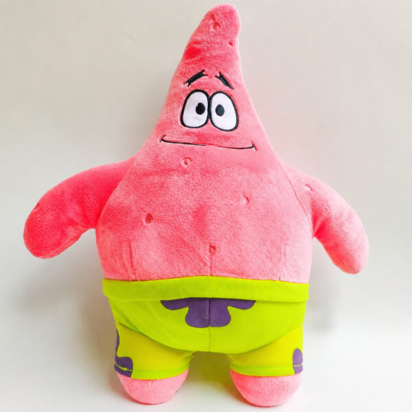 jucarie-patrick-spongebob-2 Jucărie de pluș SpongeBob, patrick, stea de mare roz cu pantaloni verzi, fotografiată frontal pe fundal alb