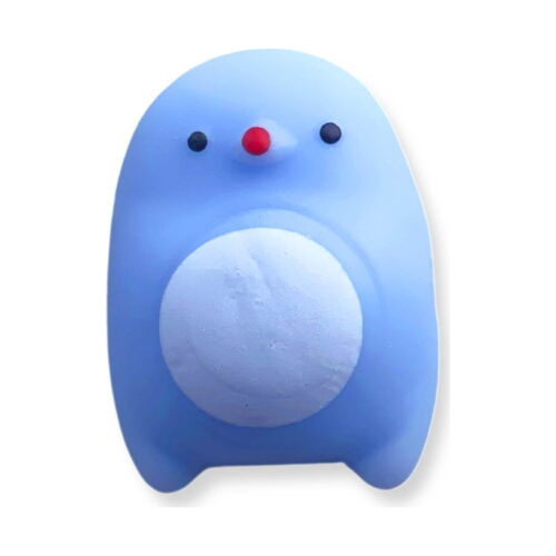 Jucărie squishy pinguin, albastru cu burtă albă, ochi negri și cioc roșu, pe fundal alb