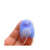 Jucărie squishy pinguin, pinguinul squishy albastru ținut între degete, ceea ce arată cât este de mic