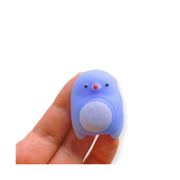 Jucărie squishy pinguin, pinguinul squishy albastru ținut între degete, ceea ce arată cât este de mic