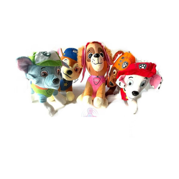 Jucării de pluș Paw Patrol, grup de șase cățeluși de pluș Paw Patrol așezați împreună pe fundal alb