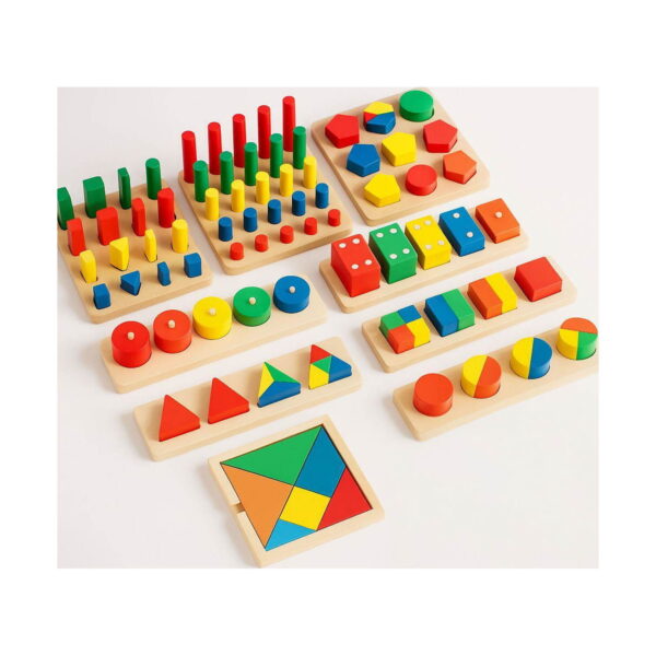 jucarii-montessori-din-lemn-9-in-1-jocuri-pentru-copii-isteti-continut Jucării Montessori din lemn 9 în 1, setul complet dispus pe fundal alb: plăci cu cilindri, forme, fracții