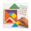 jucarii-montessori-din-lemn-9-in-1-jocuri-pentru-copii-isteti-detaliu-9 Jucării Montessori din lemn 9 în 1, tangram din lemn în tavă pătrată, o mână de copil care mută o piesă și un cartonaș The