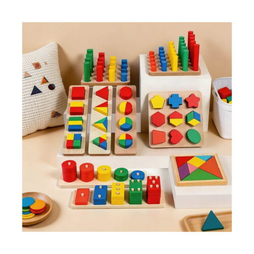 Jucării Montessori din lemn 9 în 1, setul Montessori din lemn întins pe o masă într-o cameră: plăci cu forme, cilindri