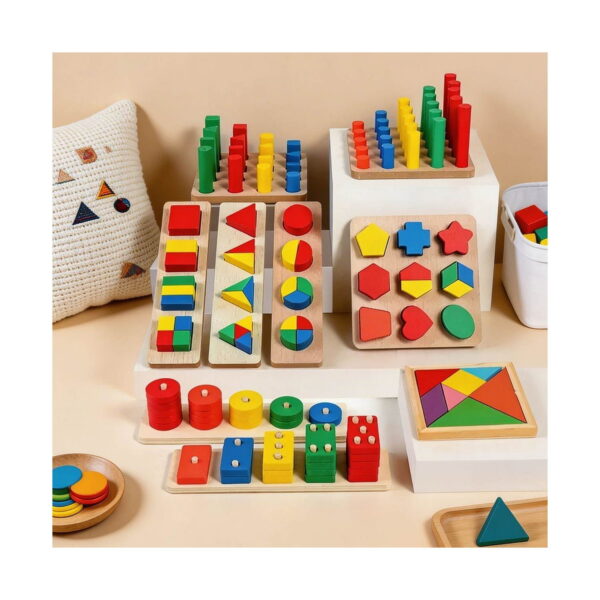 jucarii-montessori-din-lemn-9-in-1-jocuri-pentru-copii-isteti-lifestyle Jucării Montessori din lemn 9 în 1, setul Montessori din lemn întins pe o masă într-o cameră: plăci cu forme, cilindri