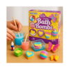 Kit pentru 5 bombe de baie, mâini care amestecă pulberi colorate în pahare, lângă cutia Bath Bombs