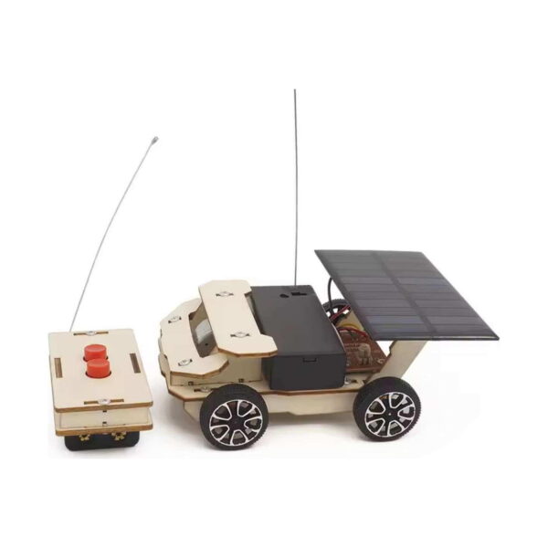 kit-stem-carucior-rapid-din-lemn-14-7-cm-model-asamblat-3 Kit STEM Cărucior rapid din lemn, mașinuța solară din lemn văzută din lateral, cu antenă și telecomanda alături