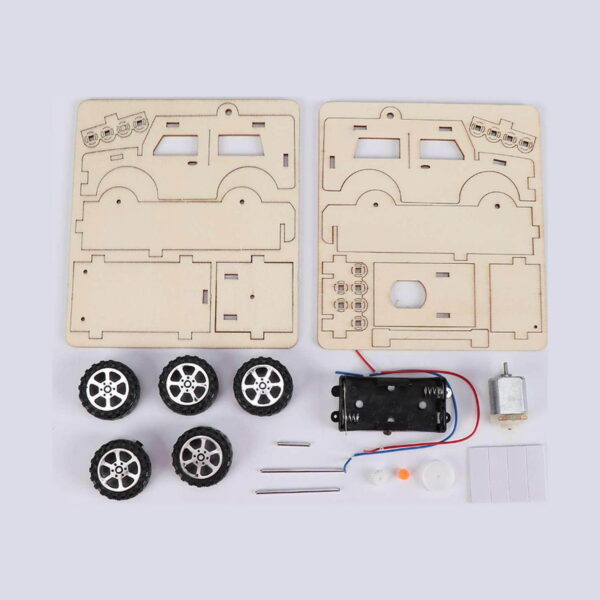 kit-stem-jeep-din-lemn-continut Kit STEM Jeep din lemn, piesele kitului pe fundal gri-albăstrui: două plăci decupate, cinci roți, suport de baterii, motor