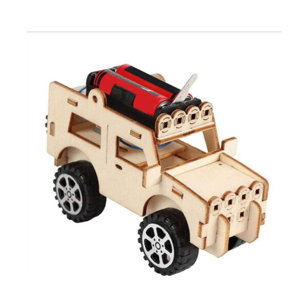 kit-stem-jeep-din-lemn-model-asamblat-3 Kit STEM Jeep din lemn, natur văzut frontal-oblic, cu patru roți negre și două baterii roșii în suportul negru de pe plafon