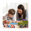 kit-stem-jeep-din-lemn-utilizare Kit STEM Jeep din lemn, un băiat și o femeie stau la masă și pictează piese din lemn; pe masă sunt borcănele de vopsea