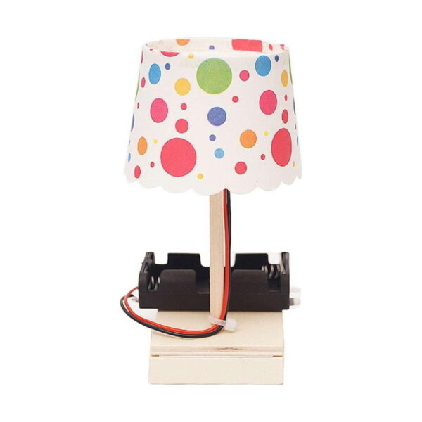 kit-stem-lampa-de-construit-2 Kit STEM Lampă de construit, din lemn cu abajur cu buline, fotografiată din alt unghi pe fundal alb
