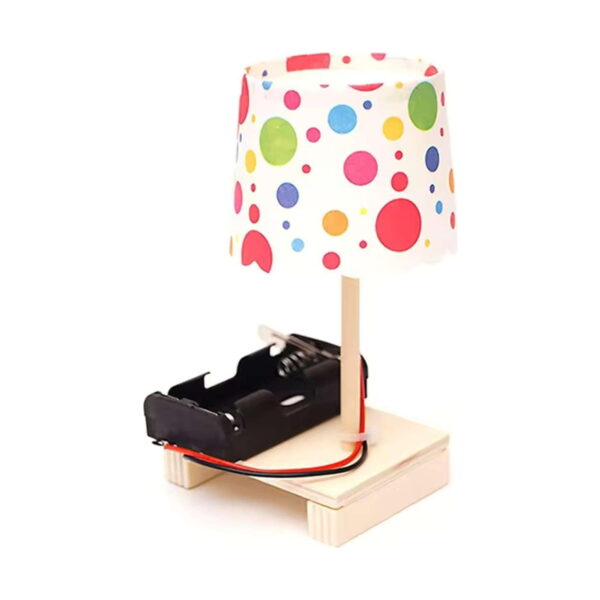kit-stem-lampa-de-construit Kit STEM Lampă de construit, veioză asamblată cu abajur alb cu buline colorate, tijă din lemn