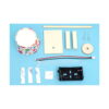 kit-stem-lampa-de-construit-continut-2 Kit STEM Lampă de construit, piesele kitului pe fundal bleu: abajur cu buline, plăci și tijă din lemn, două LED-uri cu fire
