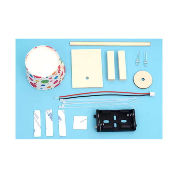 kit-stem-lampa-de-construit-continut-2 Kit STEM Lampă de construit, piesele kitului pe fundal bleu: abajur cu buline, plăci și tijă din lemn, două LED-uri cu fire