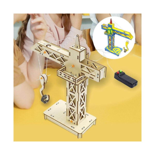 kit-stem-macara-din-lemn Kit STEM Macara din lemn, natur pe o masă galbenă, cu telecomandă neagră; în jur se văd mâini de copii
