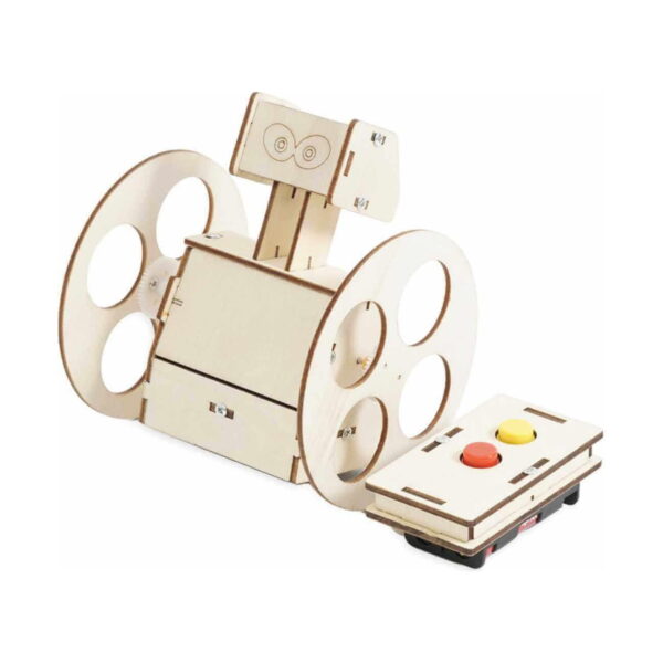 kit-stem-robot-din-lemn-continut-2 Kit STEM Robot din lemn, robotul văzut din spate, cu antenă, și telecomanda din lemn cu un buton roșu și unul galben