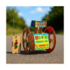kit-stem-robot-din-lemn-utilizare Kit STEM Robot din lemn, vopsit, cu cap albastru, corp galben colorat și două roți mari roșii, pe o alee afară