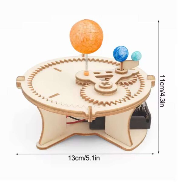 Kit STEM Sistemul Solar din lemn, grafic de dimensiuni cu modelul cotat 11 cm înălțime și 13 cm lățime