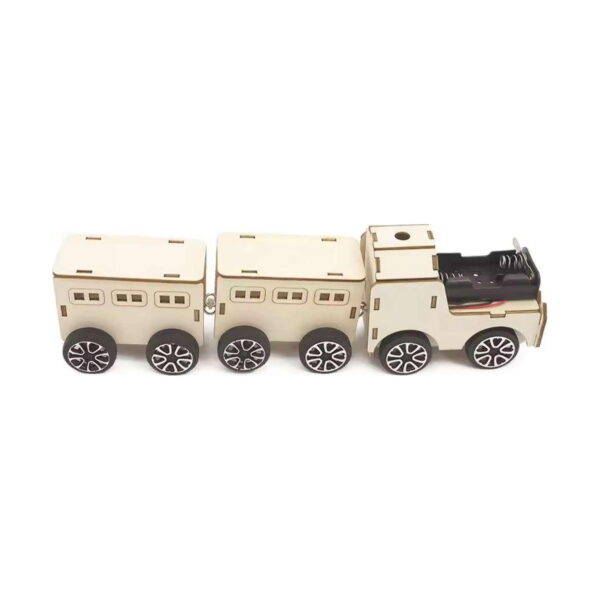 kit-stem-tren-din-lemn-model-asamblat-2 Kit STEM Tren din lemn, nevopsit, aliniat lateral, cu locomotiva și cele două vagoane și suportul de baterii gol