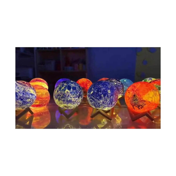 lampa-de-veghe-3d-luna-iluminat Lampă de veghe 3D lună, un șir de globuri aprinse în culori diferite, roșu, albastru, mov, portocaliu, așezate pe suporturi